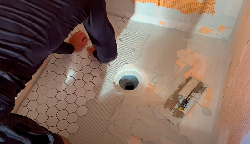 Монтаж первого ряда плитки для поддона