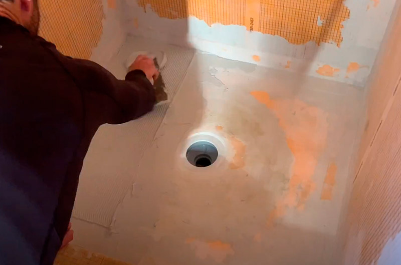 Нанесения клея на поддон