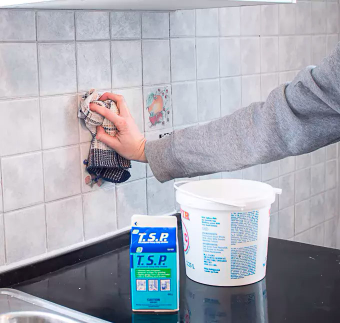 Подготовка плитки на кухне к покраске