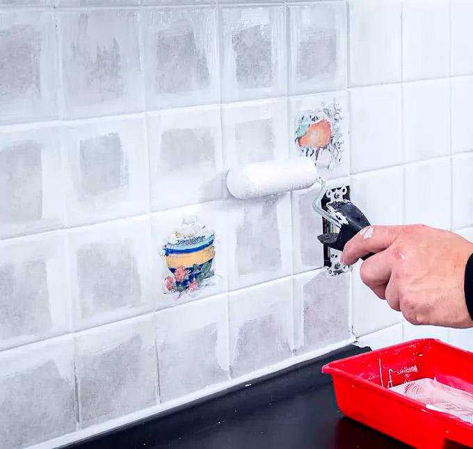 Покраска первым слоем краски