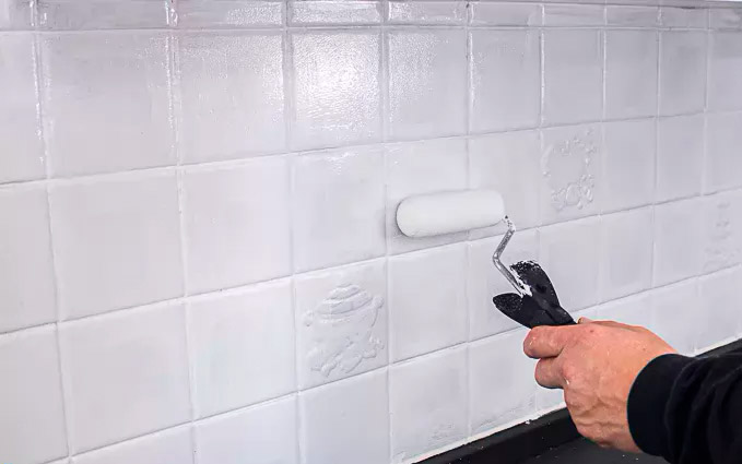 Покраска валиком плитки на кухне