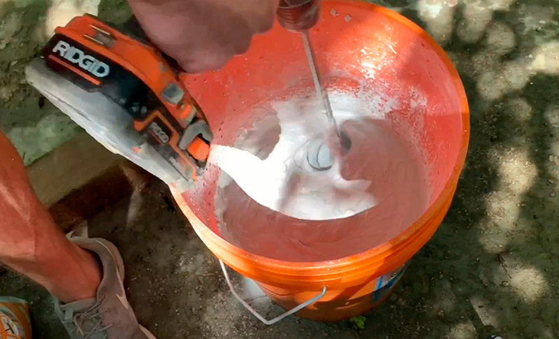 Размешивание клея плитки