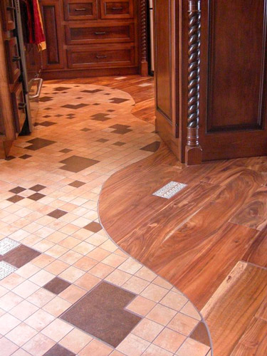 Изогнутый стык между ламинатом и плиткой