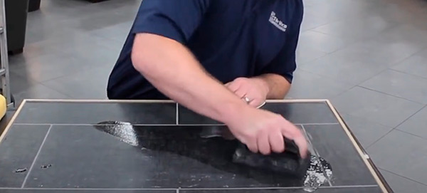 Меламиновой губкой протираем поверхность