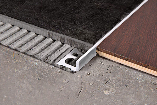 Порожек для соединения плитки и ламината