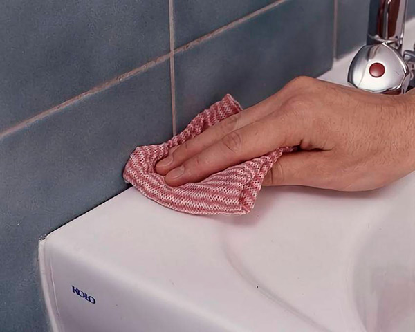 Протираем поверхность после стирания силикона