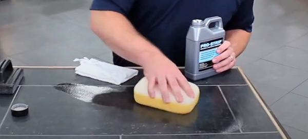 Протирание плитки для стирания герметика