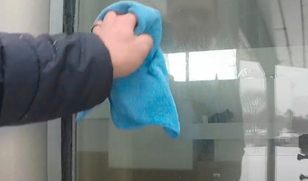 Протирание стекла после удаления силикона