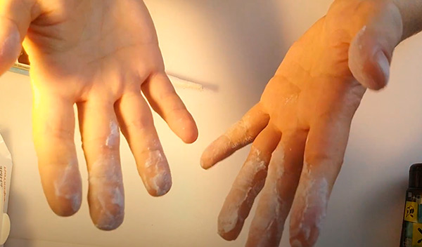 Силиконовый герметик на руках