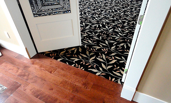 Стык ламината и кафеля