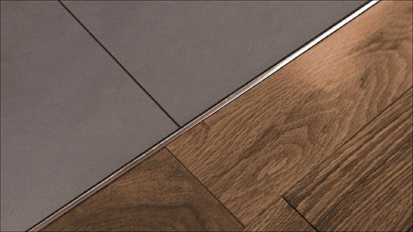 Стыковка ламината и плитки по прямой линии