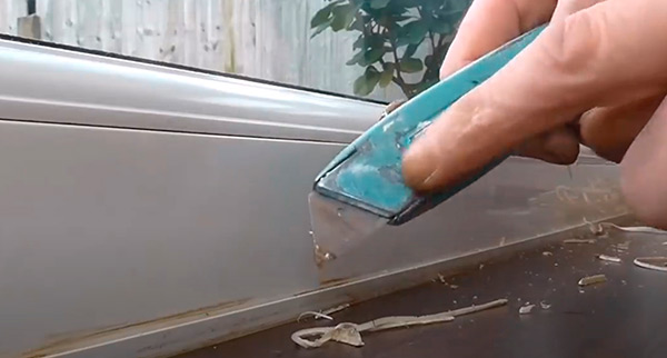 Удаление герметика с пластика