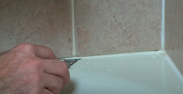Удаление герметика с помощью ножа